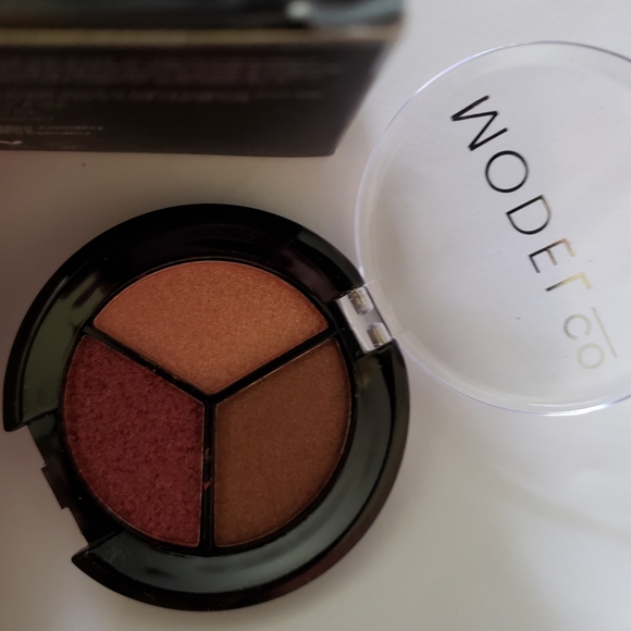 🔴 MODEL CO Trio metallic eyeshadow, NWT - Picture 3 of 4